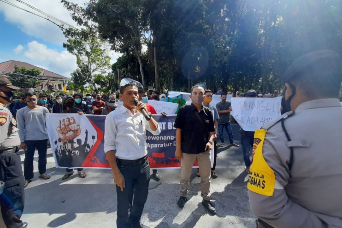 Kantor Bupati Lombok Timur "digoyang" demo selama 2 hari berturut-turut