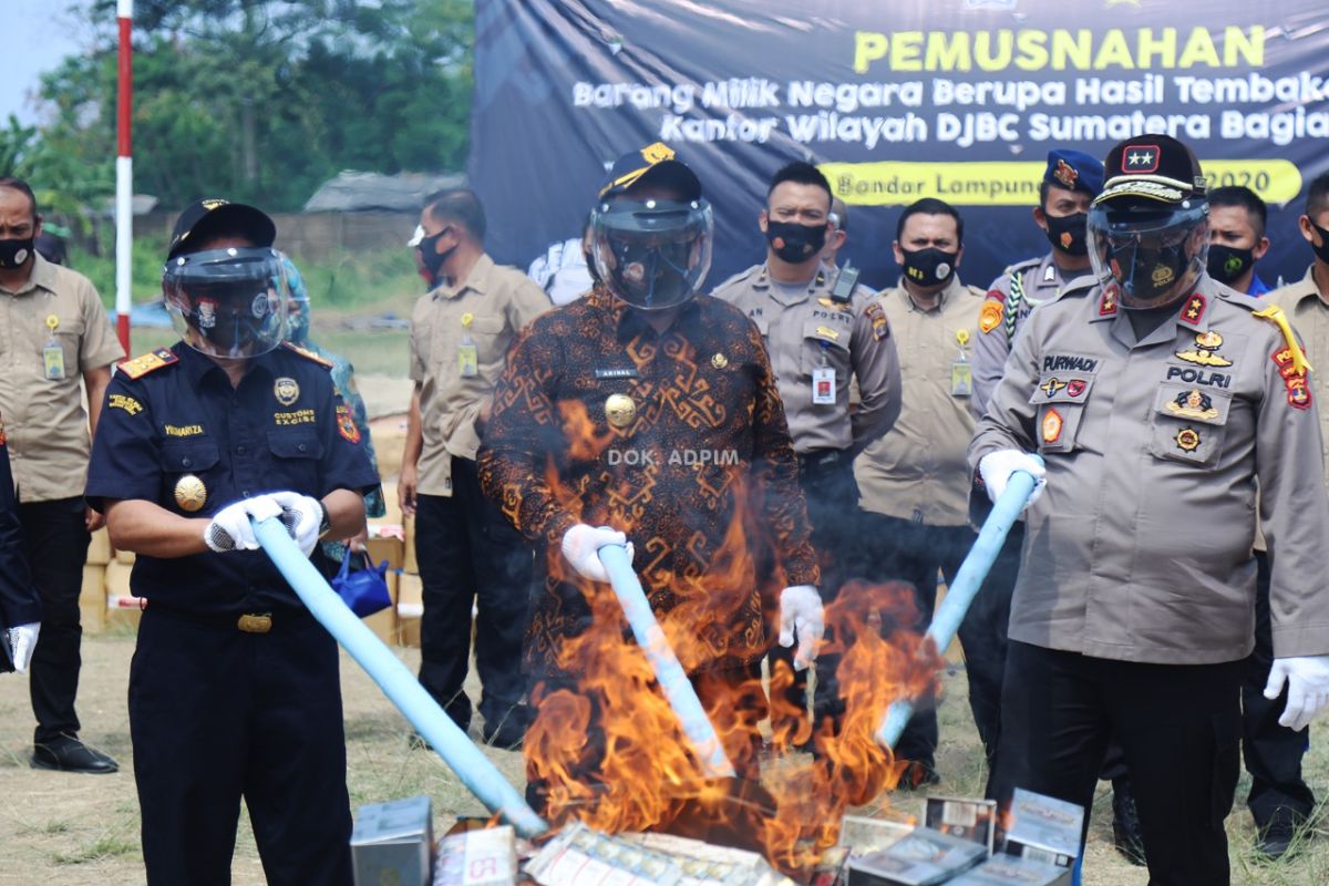 Gubernur Lampung Arinal Djunaidi pimpin langsung pemusnahan barang ilegal