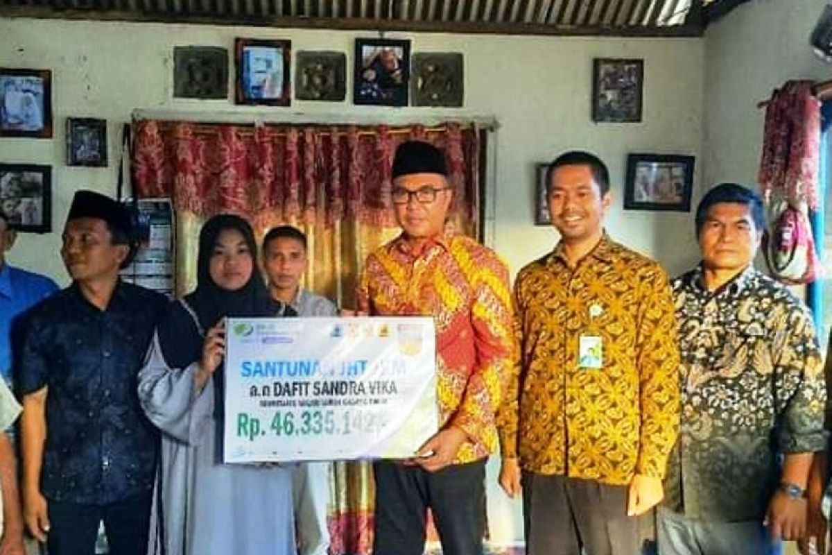 BPJAMSOSTEK serahkan JKM dan JHT pada Sekretaris Nagari