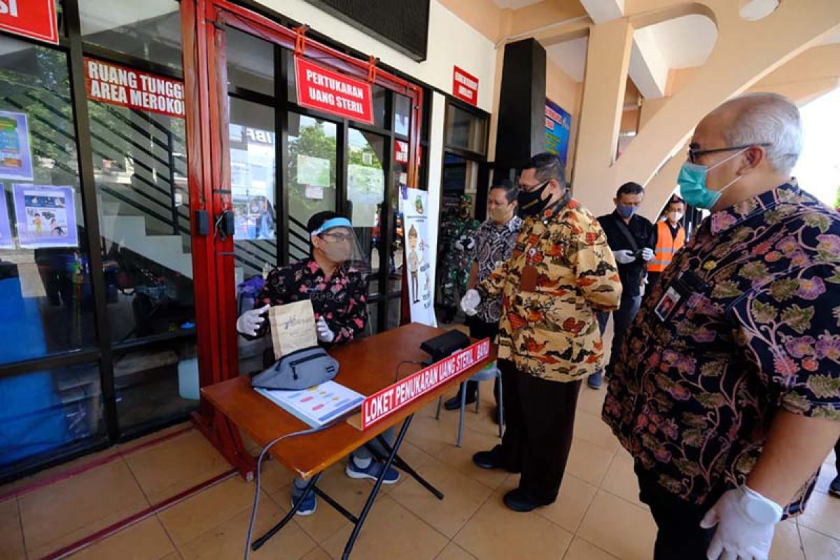 Penukaran uang steril di Pasar Manis Purwokerto diapresiasi