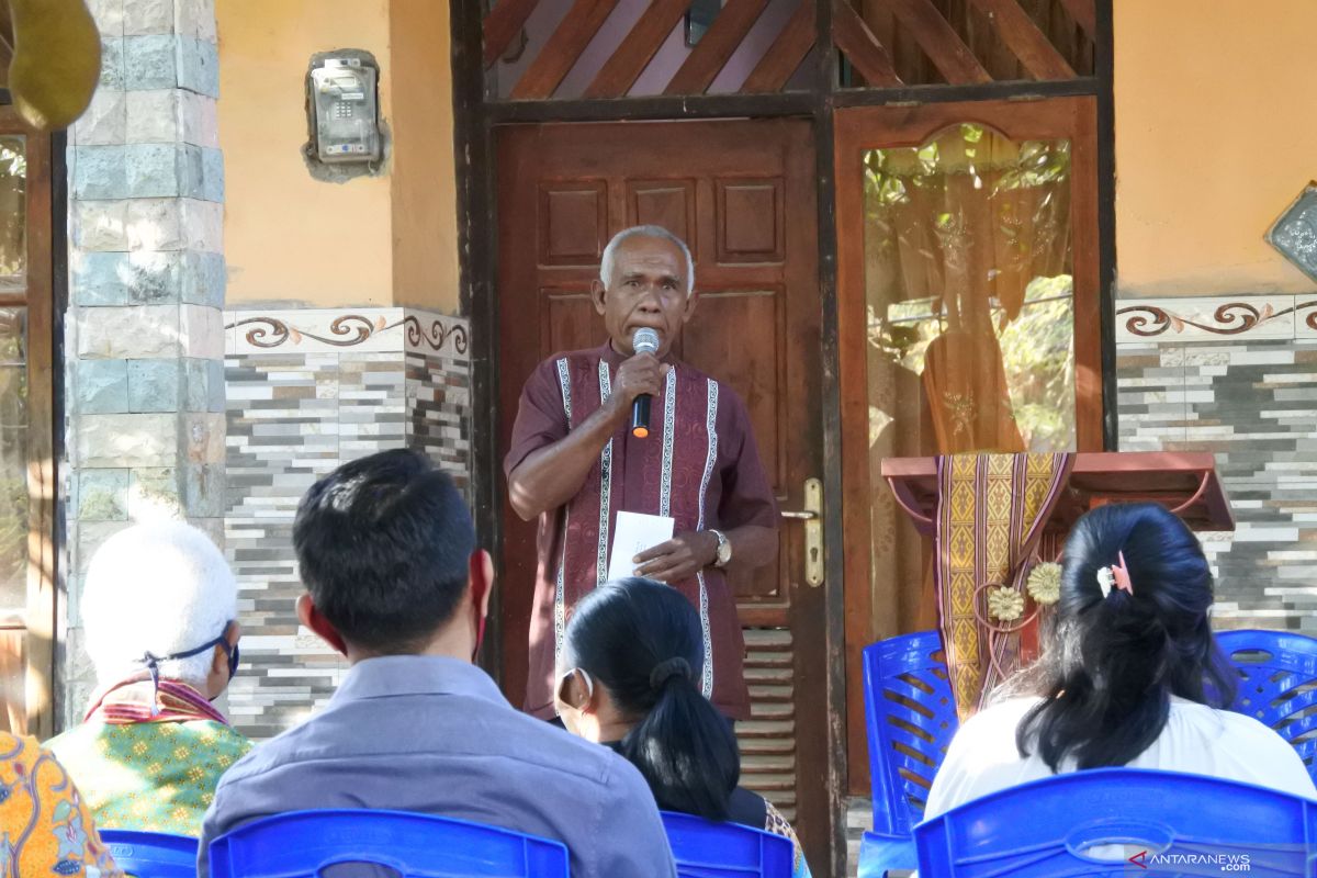 Masyarakat Kabupaten Kupang gotong royong bangun jalan