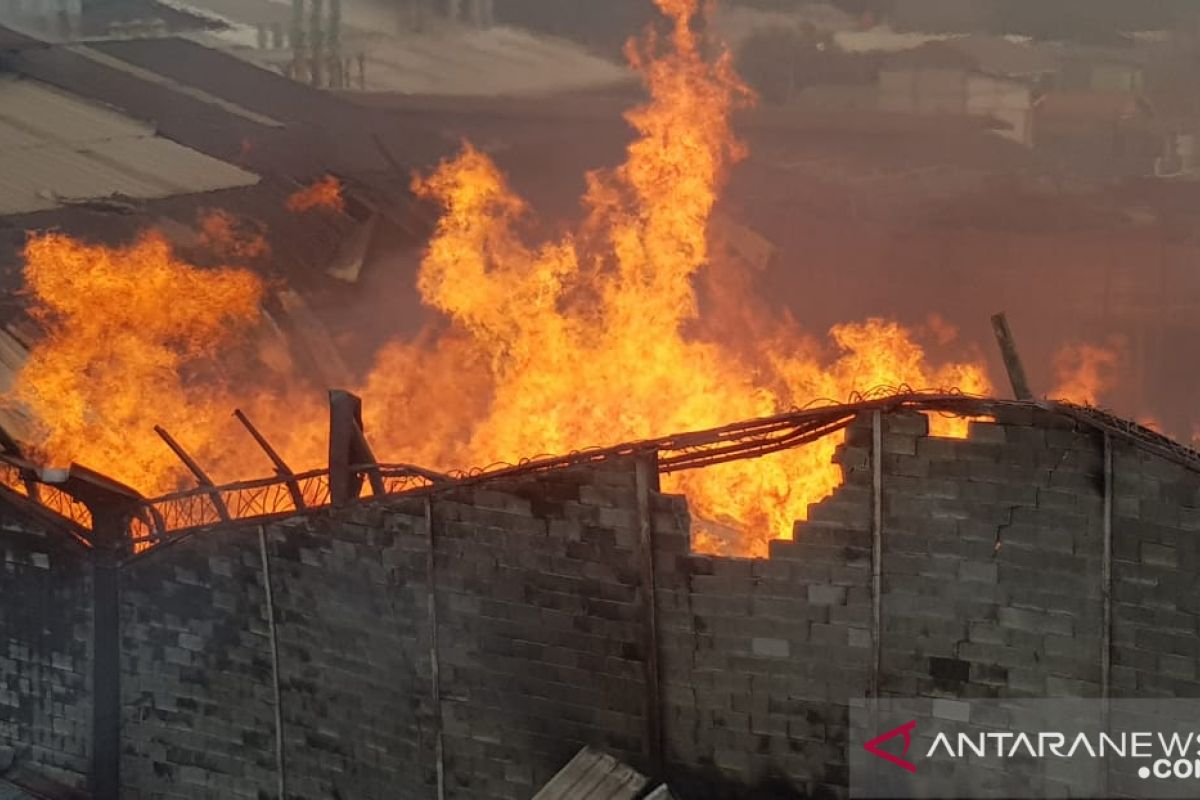 13 armada damkar tangani kobaran api di pabrik mebel Cakung