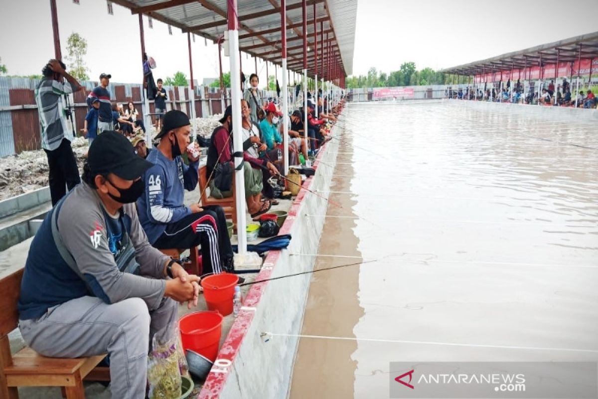 Puluhan pemancing Palangka Raya adu keberuntungan dapatkan lele dumbo