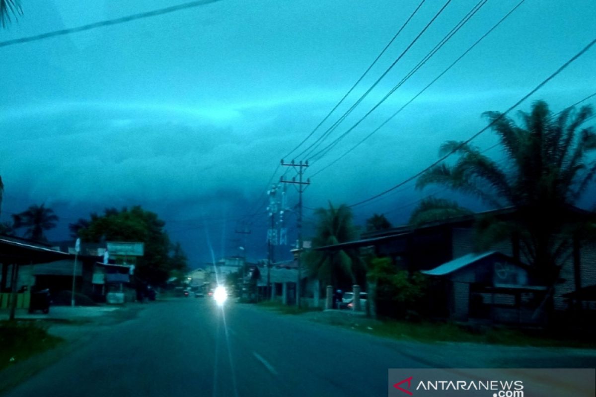 Awan mirip gelombang tsunami tanda badai segera muncul