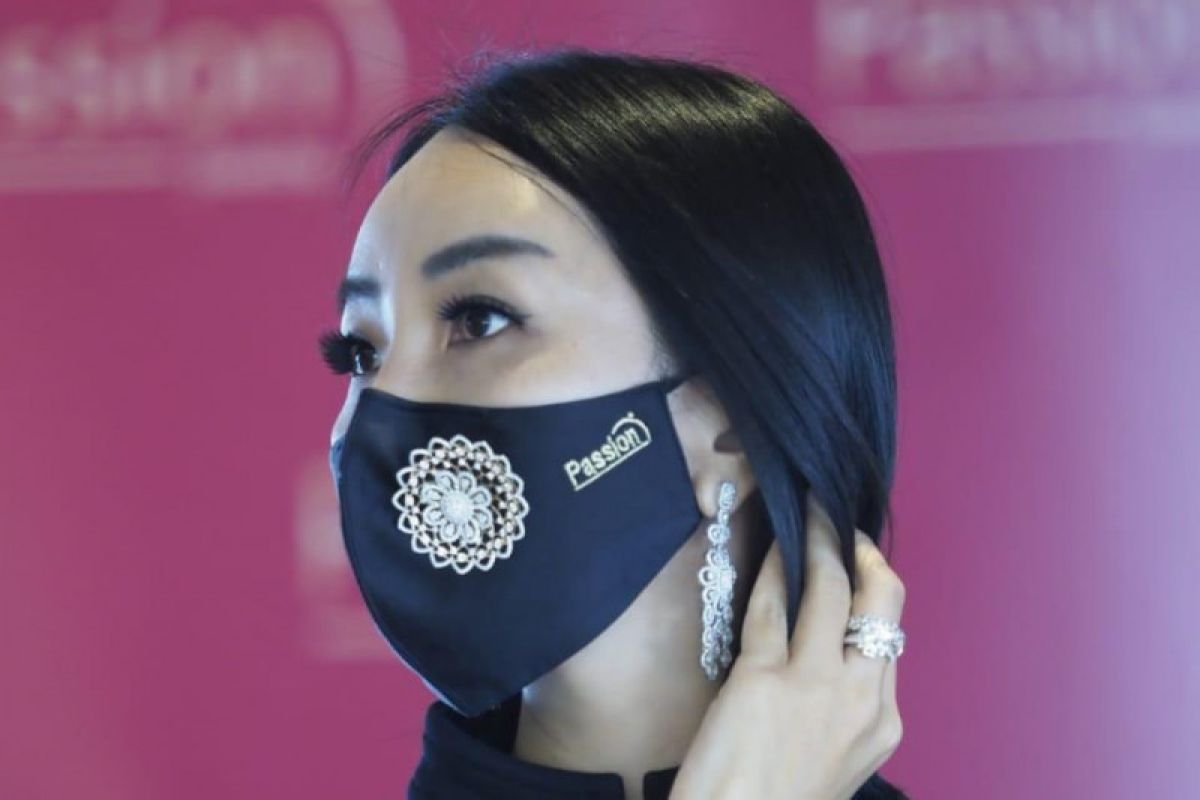 Tampil mewah dengan masker bertahta  berlian