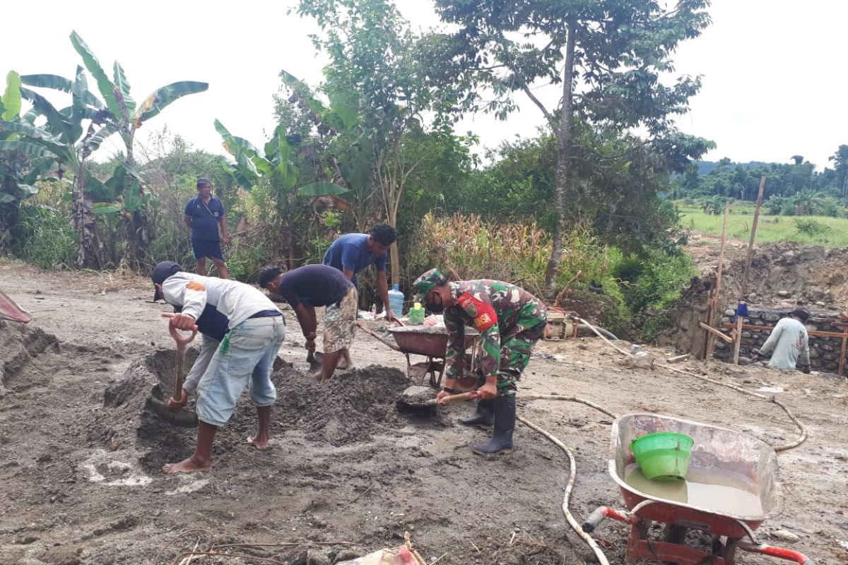 Babinsa Koramil Nabire bangun jembatan penghubung sawah warga