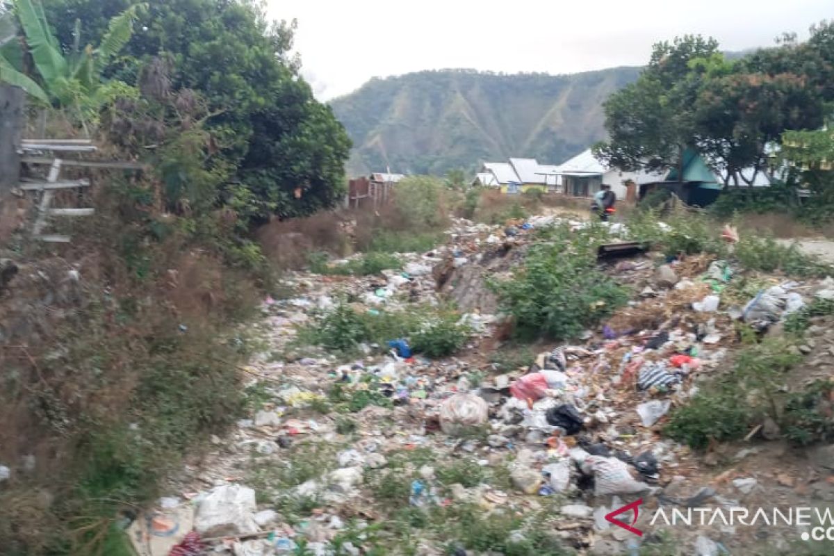 Warga Sembalun Rinjani Lombok masih membuang sampah di sungai