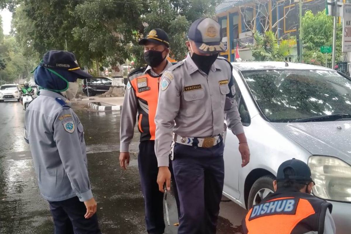 Dishub Mataram mengaktifkan sanksi gembok kendaraan parkir di badan jalan