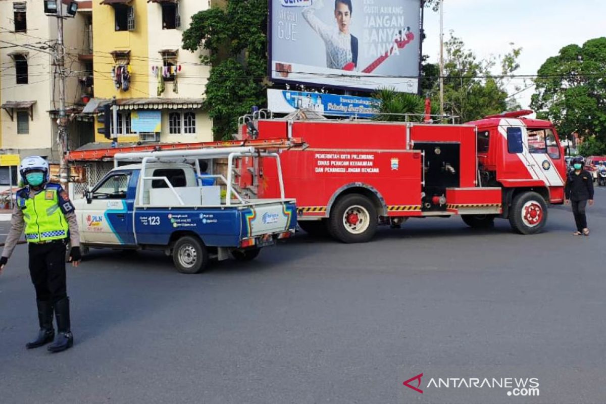 Dinas pemadam Palembang periksa  APAR gedung antisipasi kebakaran