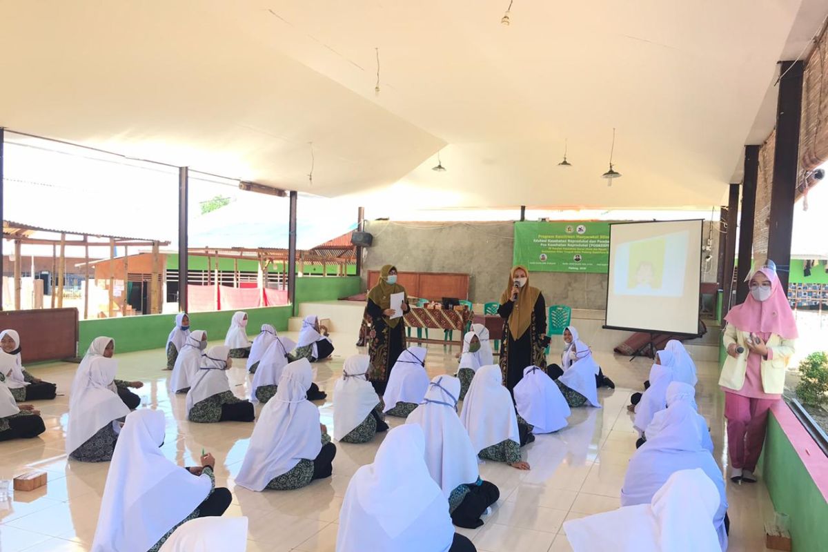 Edukasi Kesehatan Reproduksi dan Pembentukan Pos Kesehatan Reproduksi (Poskespro) di Pondok Pesantren Darul 'Ulum Aie Pacah Kecamatan Koto Tangah Kota Padang (Program Kemitraan Masyarakat Stimulus)