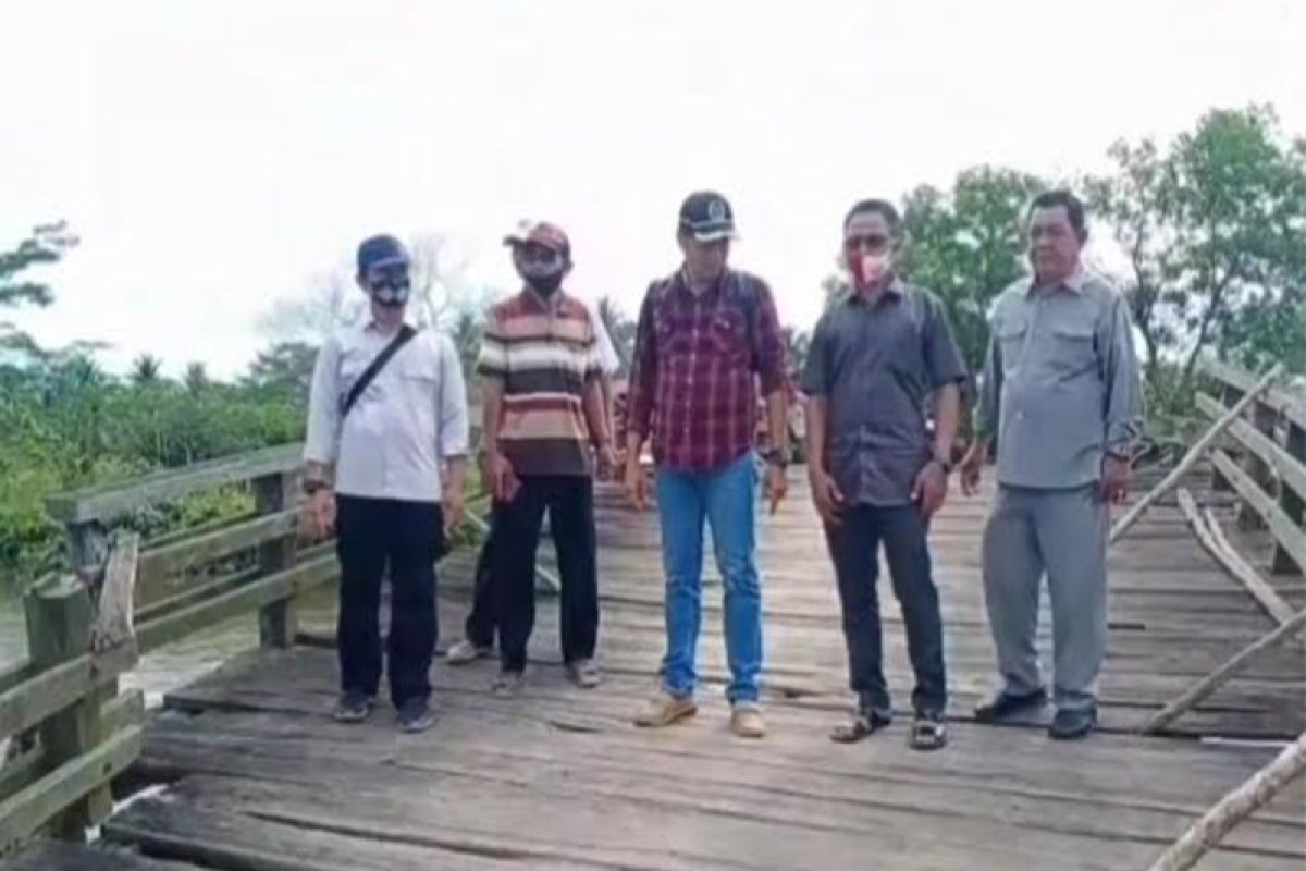 Kondisi Jembatan penghubung desa memprihatinkan, warga berharap diperbaiki