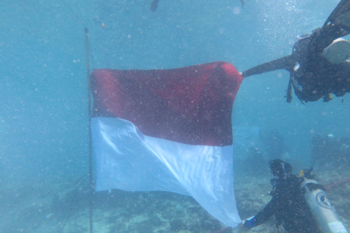 17 penyelam kibarkan bendera Merah Putih di dalam laut Pulau Bando Sumbar