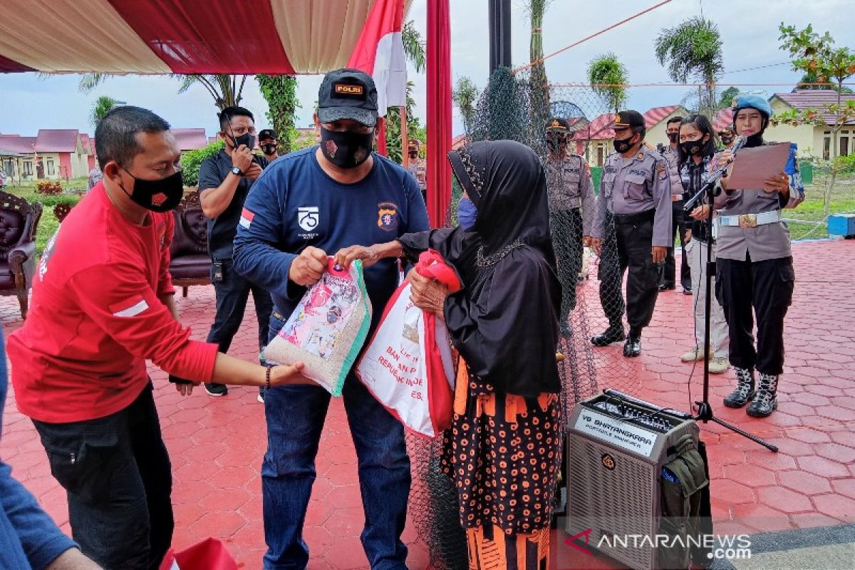 Polda bersama Polres Barsel sampaikan sejumlah bantuan di masa pandemi