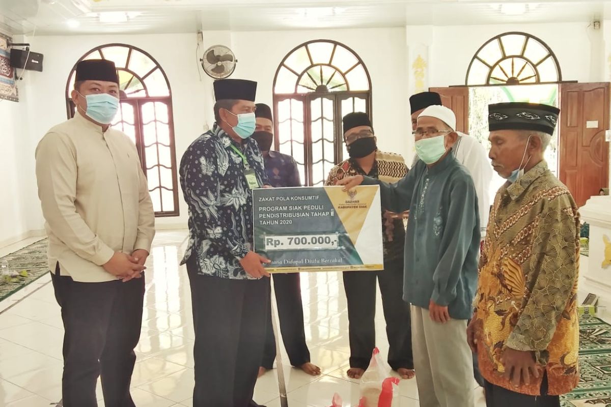 Bupati Siak serahkan bantuan baznas pada masyarakat terdampak COVID-19 di Kotogasib