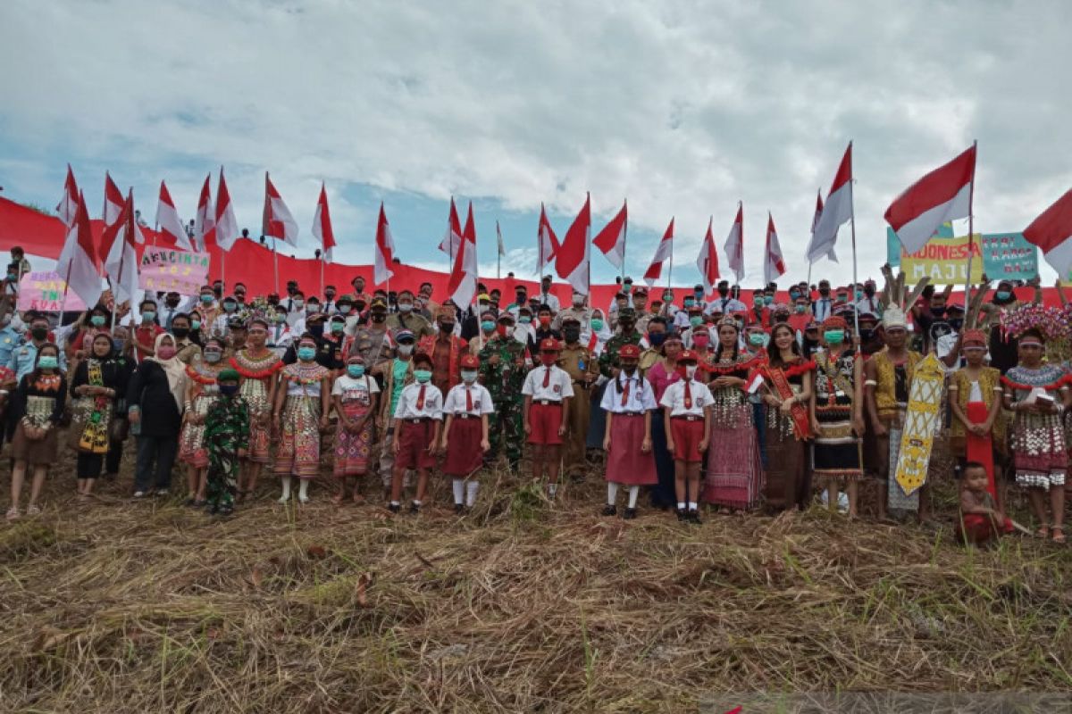 Bendera Merah Putih raksasa dikibarkan di perbatasan Indonesia-Malaysia