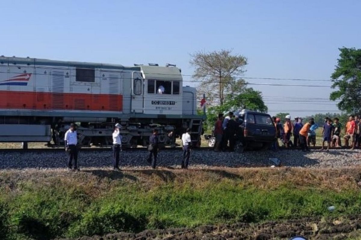 Kecelakaan kereta api vs mobil di Kediri, tiga tewas