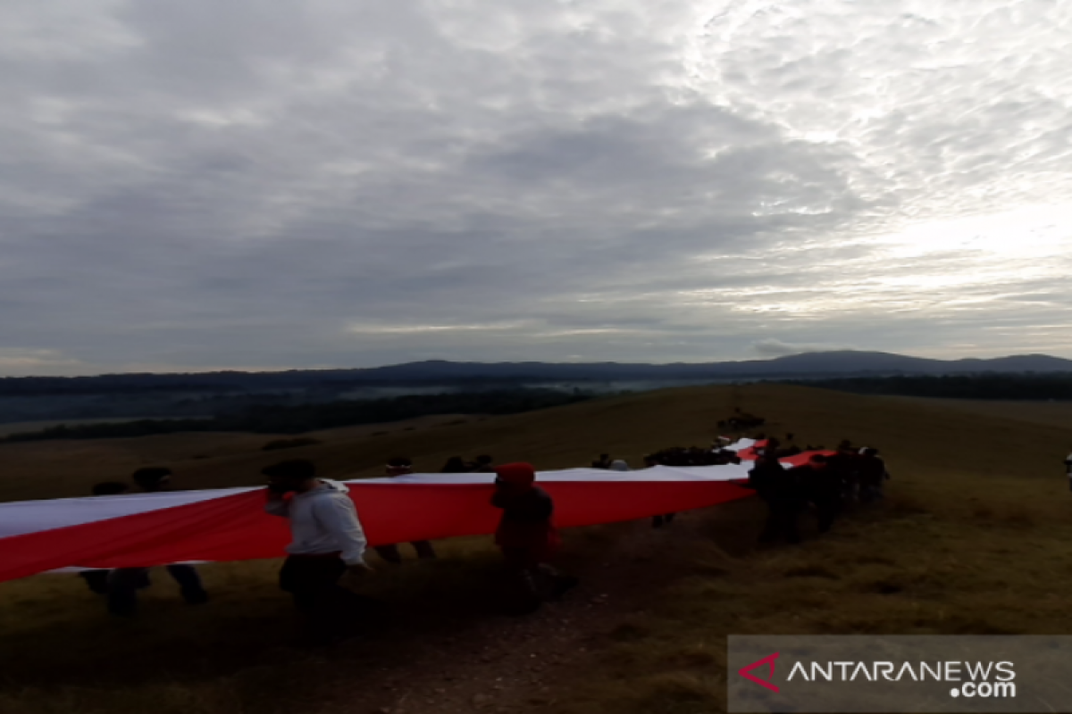 Bendera Merah Putih sepanjang 75 meter dibentangkan di Bukit Modus TN Rawa Opa