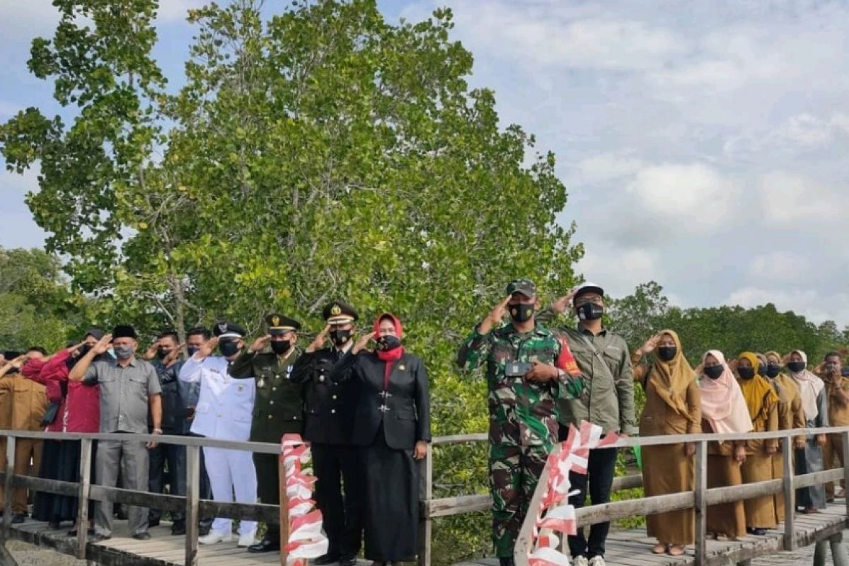 Forgada peringati HUT Kemerdekaan dengan menanam mangrove