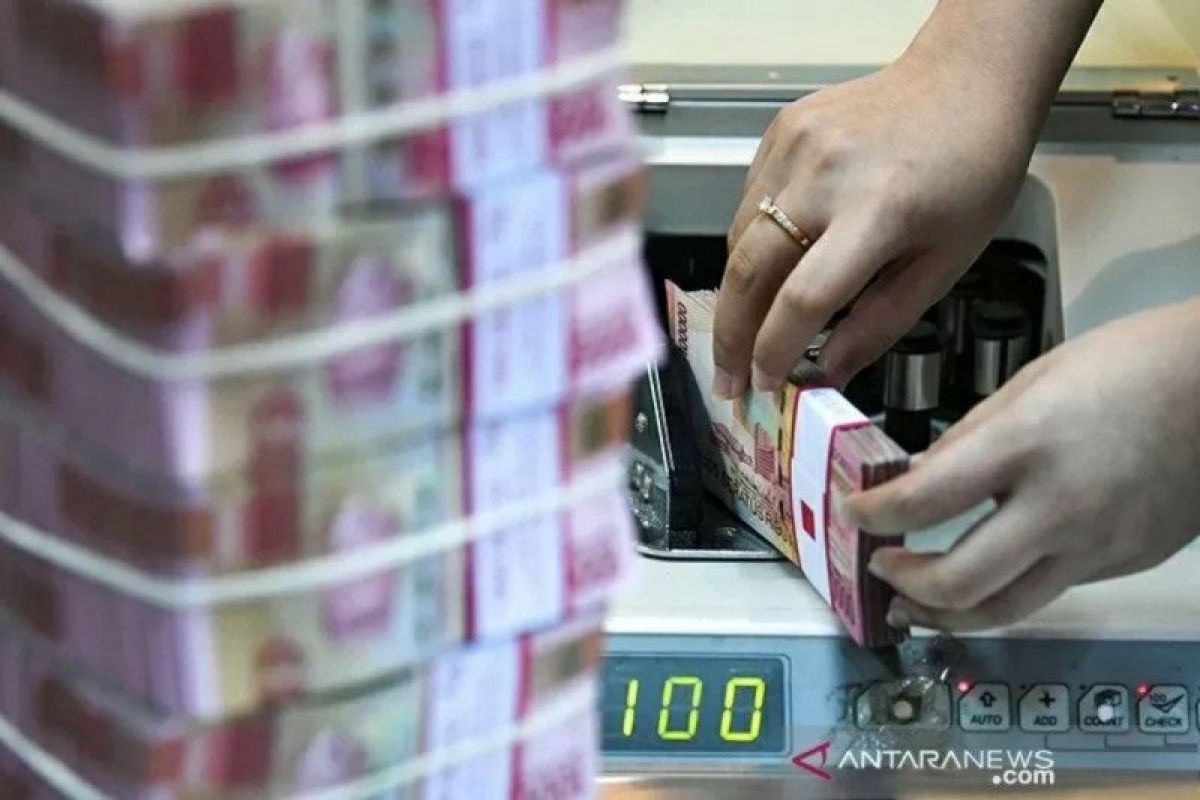 Rupiah menguat seiring tertekannya dolar akibat data ekonomi AS