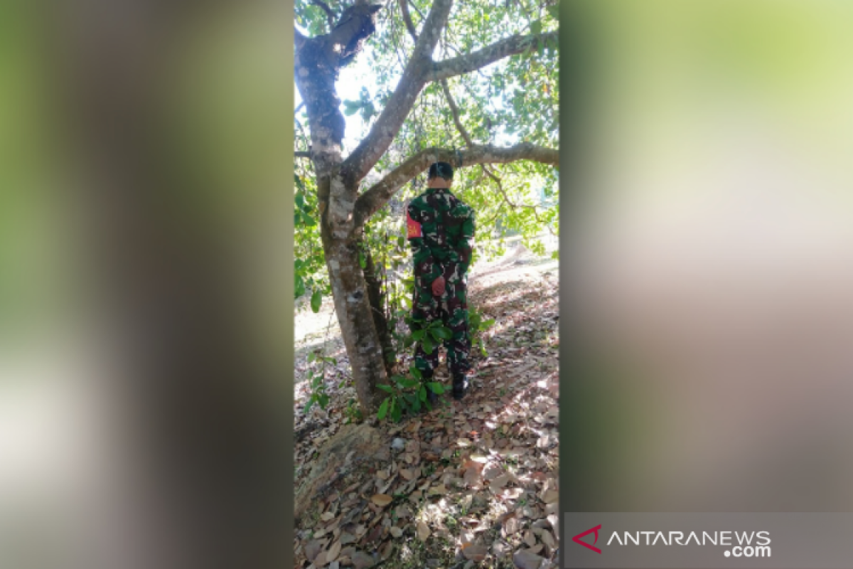 Seorang anggota TNI ditemukan tewas tergantung di pohon dengan tangan terikat ke belakang