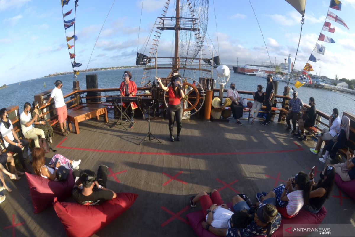 'Pirate Dinner Cruise' di Benoa Bali beroperasi lagi dengan protokol kesehatan