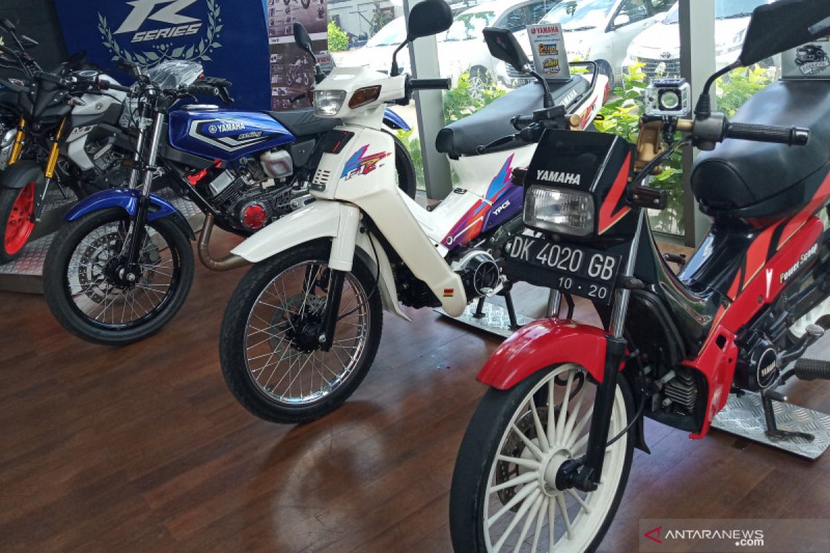 Tiga motor 2-tak lawas Yamaha terpajang di diler