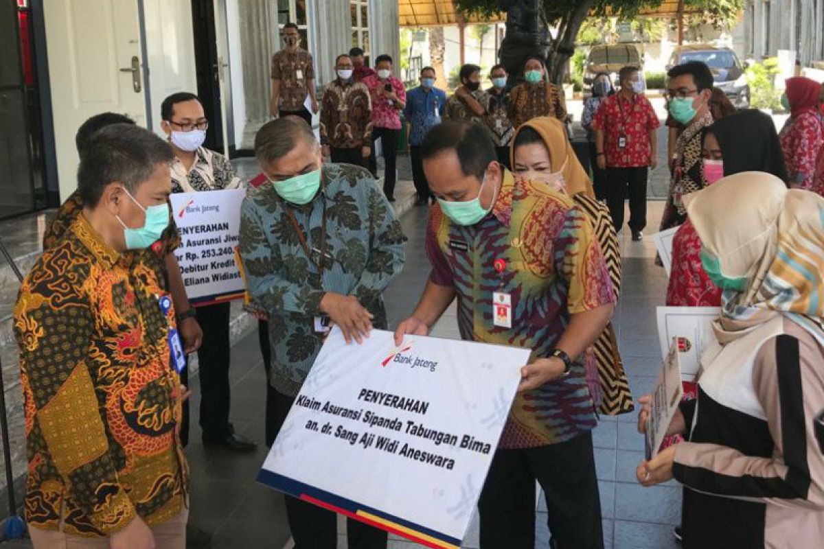 Bank Jateng serahkan klaim asuransi ke 2 ahli waris dokter yang berjuang lawan COVID-19