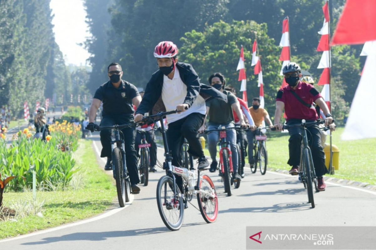 Presiden Jokowi ditemani Kaesang bersepeda dan bagikan masker di Bogor