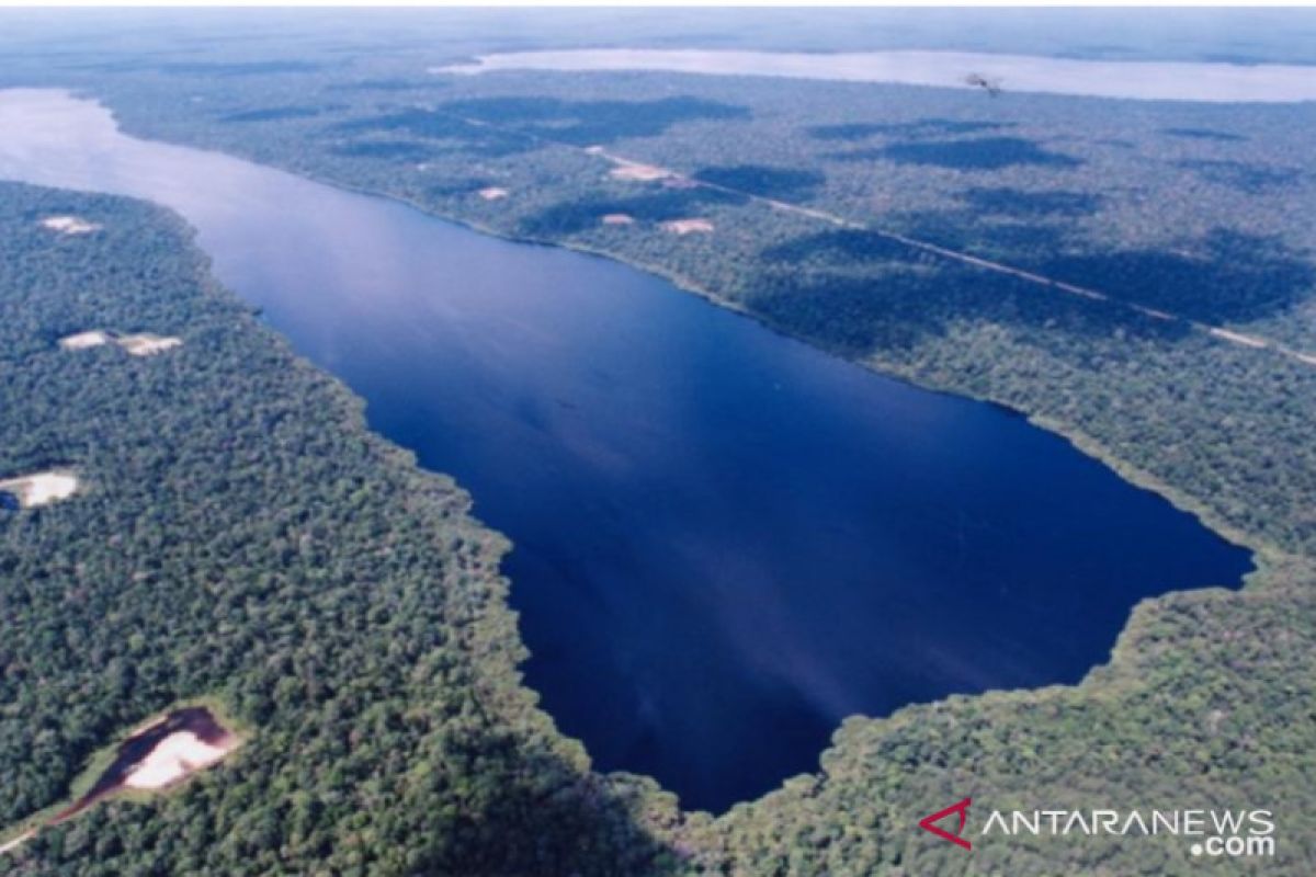 Bersahabatnya industri hulu migas dan alam di Danau Zamrud