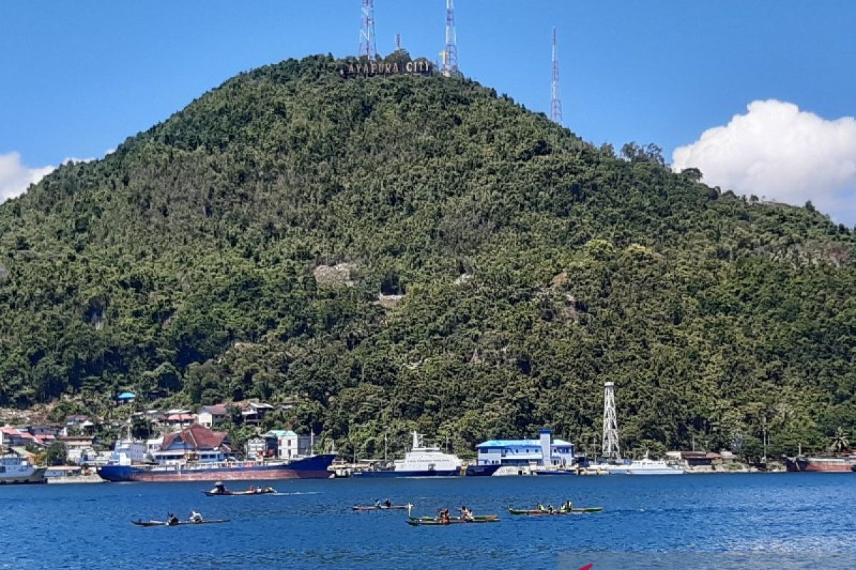 Komite Seni Budaya Nusantara gelar lomba dayung tradisional di Jayapura