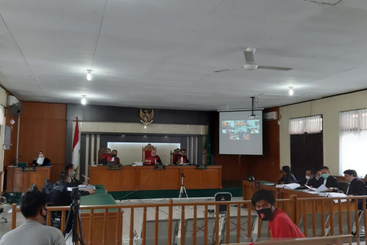 Kasmarni mundur sebagai saksi suaminya di sidang dugaan gratifikasi