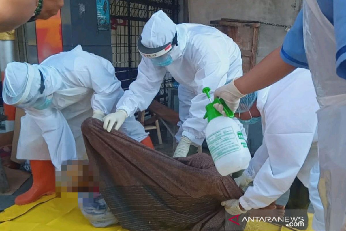 Geger! pria 70 tahun meninggal di depan toko di Cakranegara, dievakuasi Satgas COVID-19