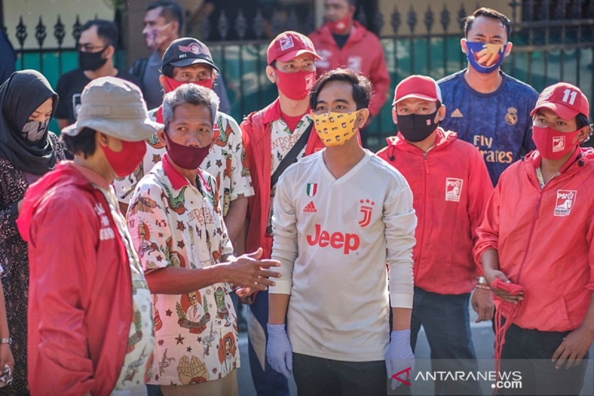 Gibran bagikan ratusan sembako-masker  untuk warga Solo