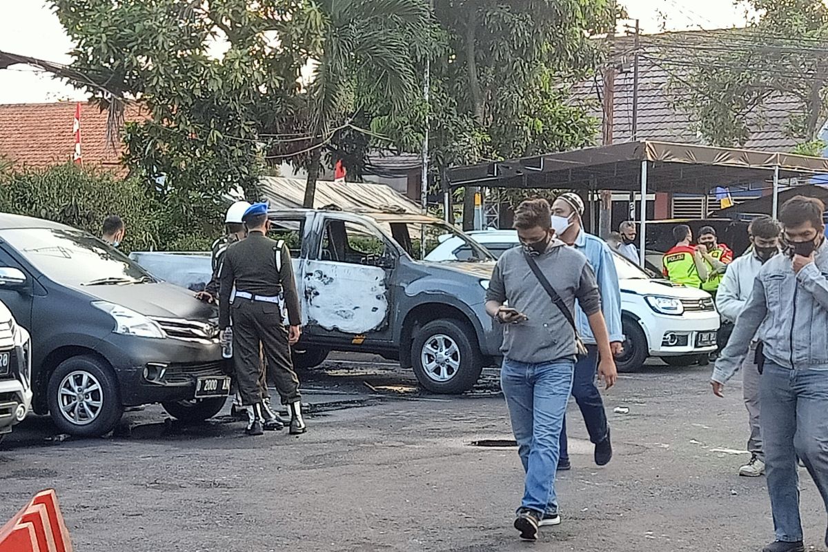 Mapolsek Ciracas dibakar, dua polisi terluka