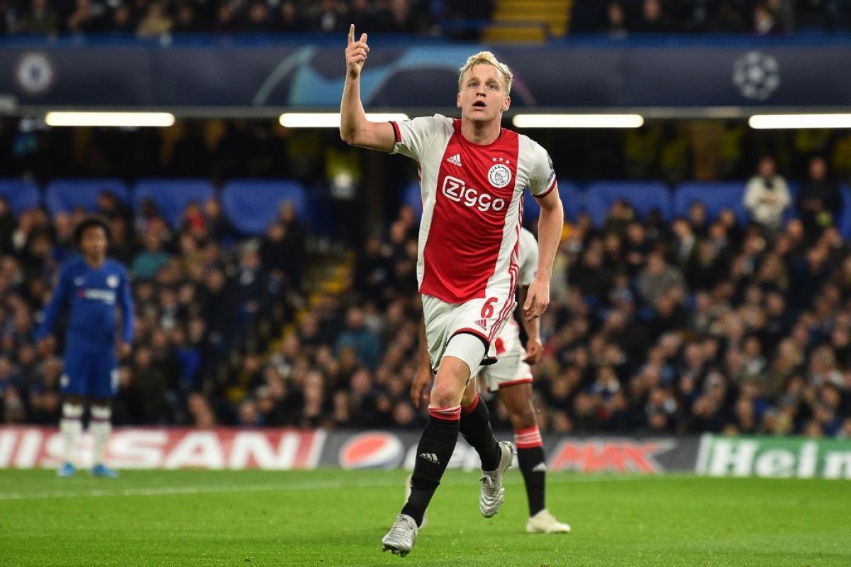 Van Dijk dukung Donny van de Beek pindah ke Manchester United