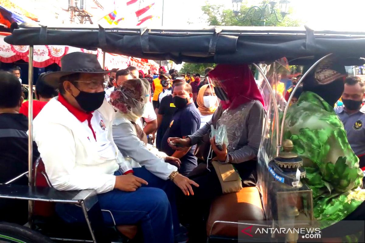 Mahfud MD bagi-bagi masker antibakteri di Malioboro