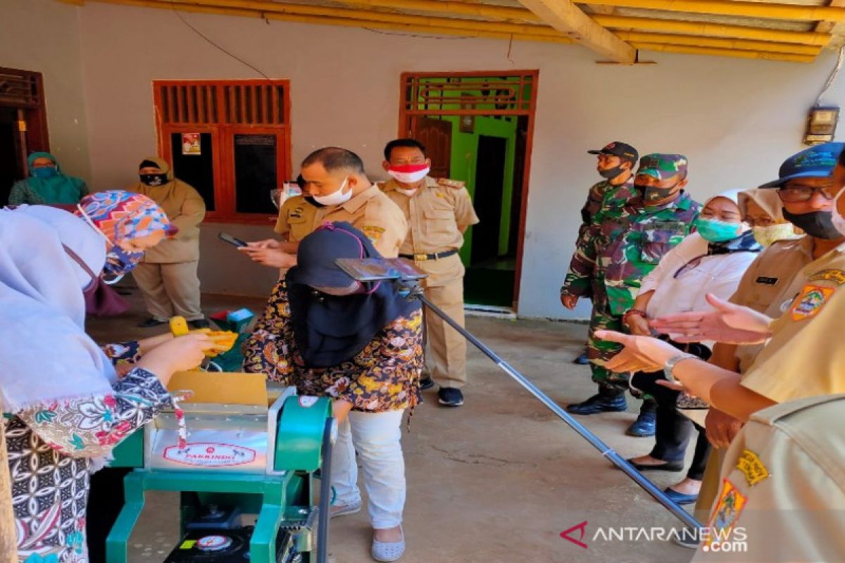 PLTU Batang-Pemprov Jateng salurkan CSR bagi warga terdampak COVID-19