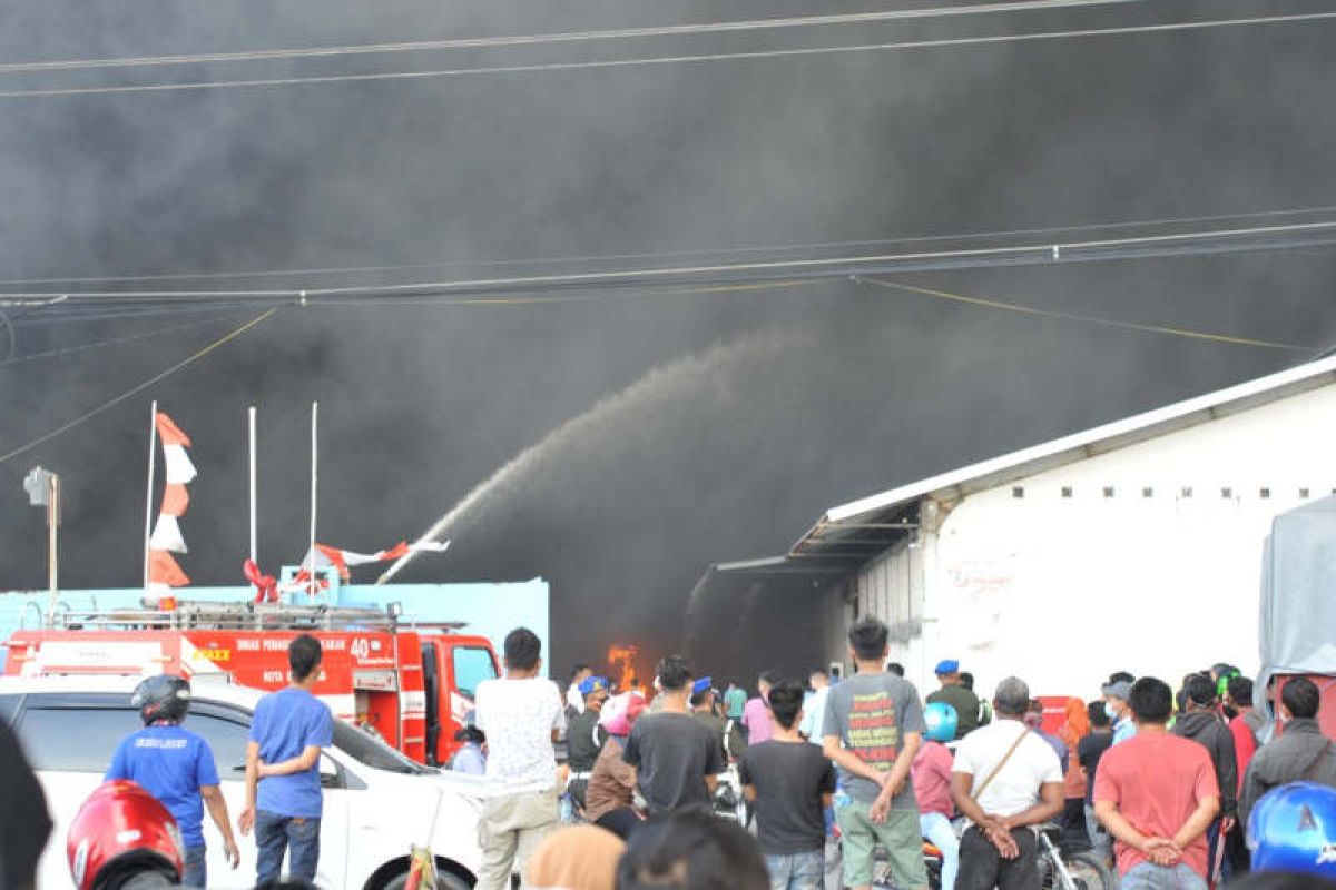 Pabrik Polytron di Demak masih terbakar hingga Selasa malam