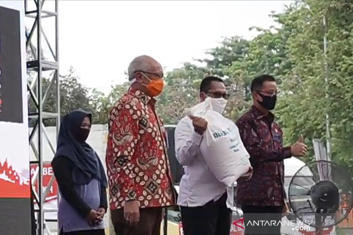 Buwas ancam pecat pegawai yang mainkan Bansos Beras COVID-19