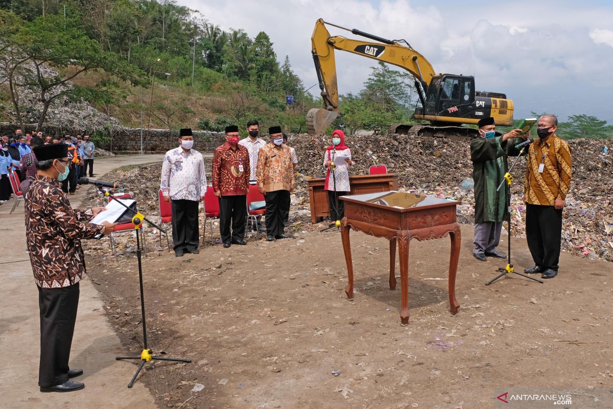 Bupati melantik Kepala Dinas Lingkungan Hidup Temanggung di TPA sampah