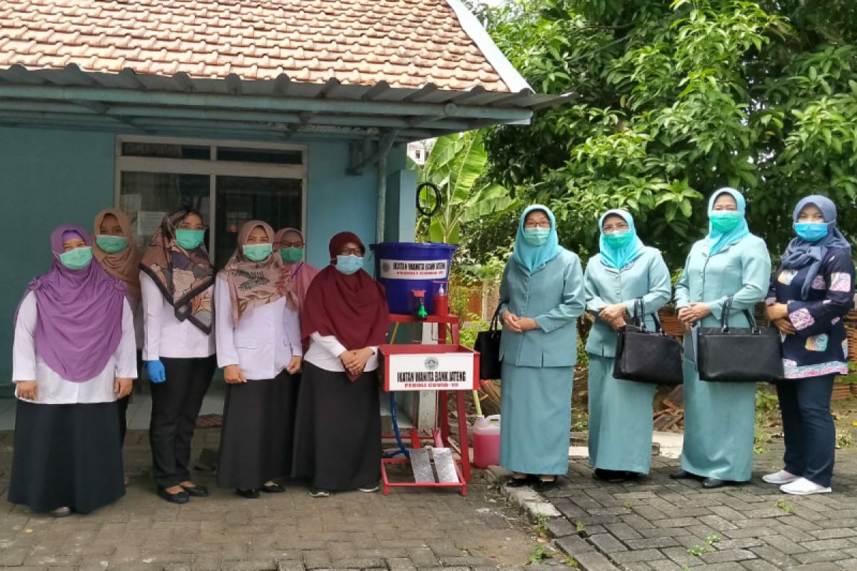 HUT ke-20, Ikatan Wanita Bank Jateng bagikan sembako dan wastafel pedal ke masyarakat