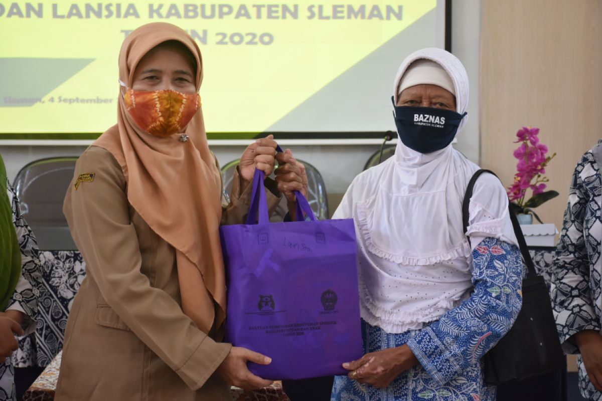 Sleman serahkan 120 paket bantuan bagi anak, perempuan, dan lansia