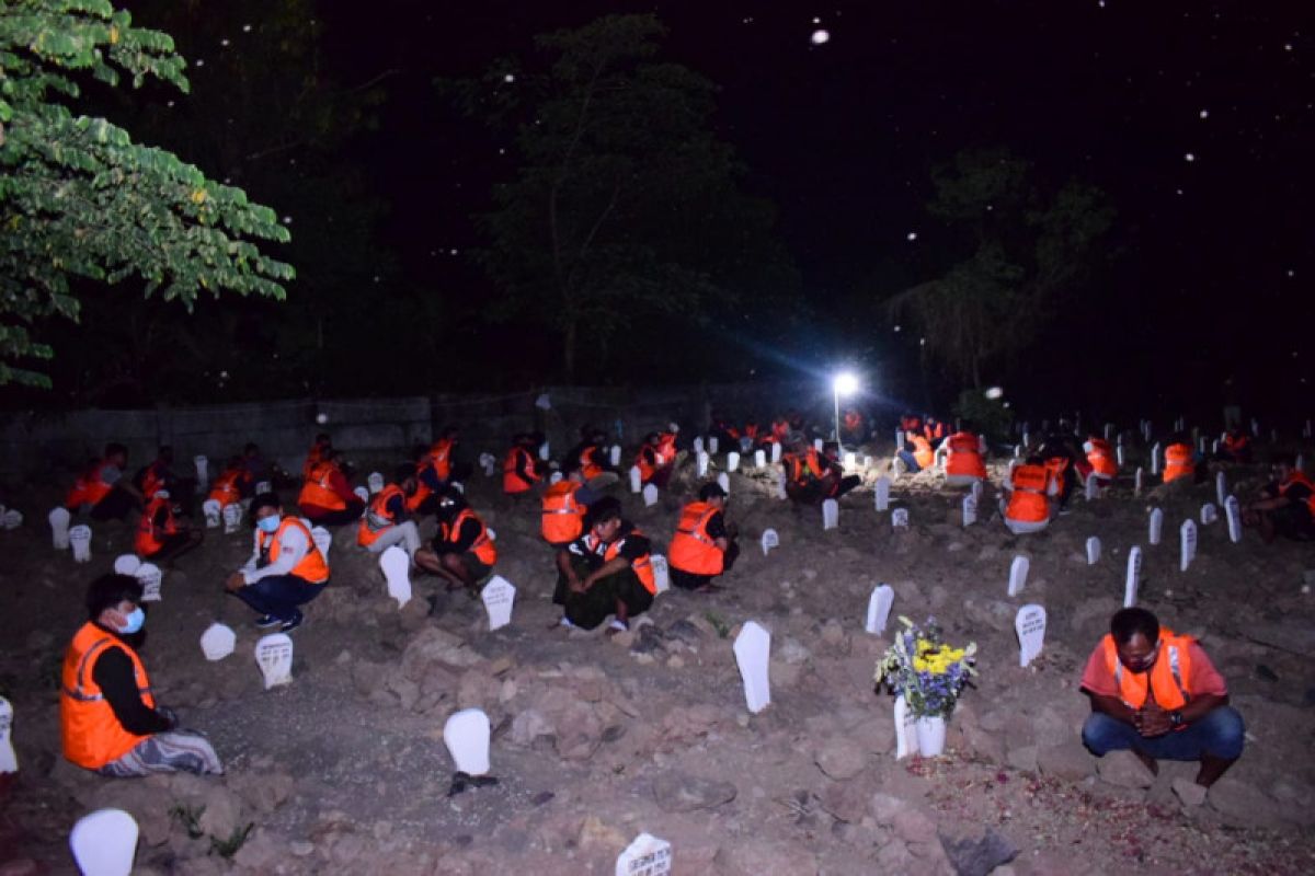 54 orang pelanggar protokol kesehatan dihukum berdoa di makam pasien COVID-19