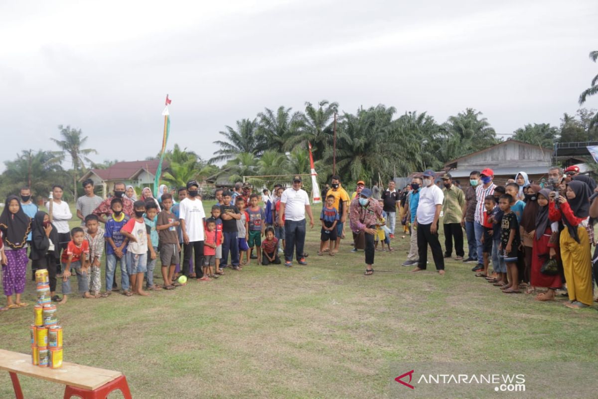 Turnamen permainan rakyat di Kotogasib, Bupati Siak ikut bermain