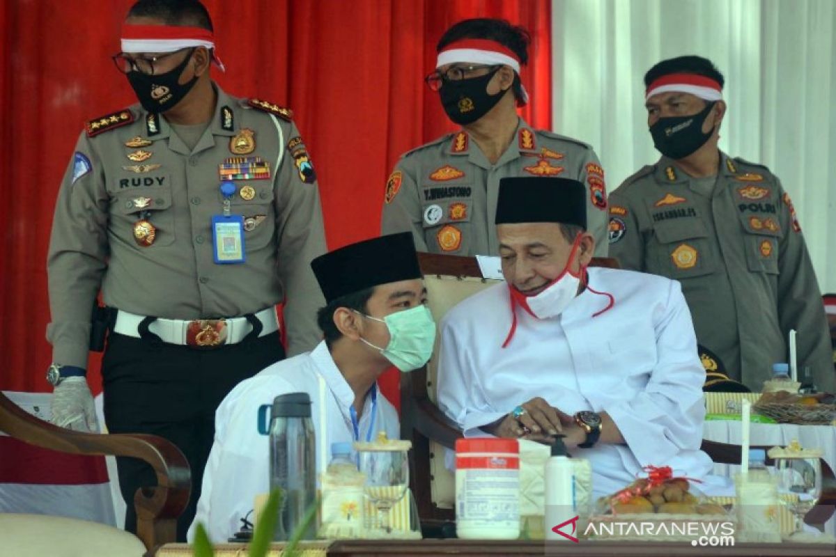 Gibran sungkem Habib Luthfi saat hadiri Silaturahmi Kebhinekaan