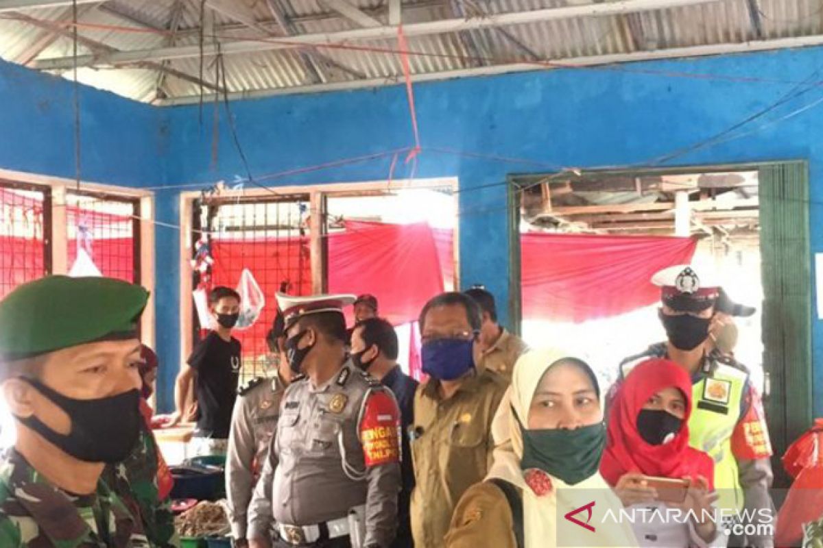 Pasar inpres Muaro percontohan penerapan normal baru, pedagang dan pengunjung harus jaga jarak