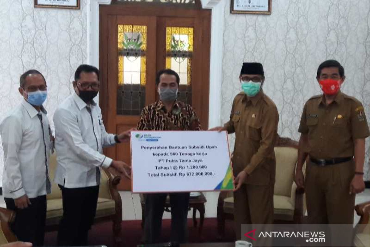 560 pekerja PT Putra Tama Jaya Temanggung terima bantuan subsidi gaji