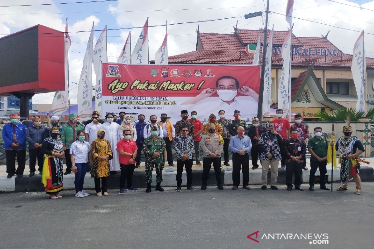 Penularan COVID-19 semakin parah, pejabat Kotim turun ke jalan bagikan masker