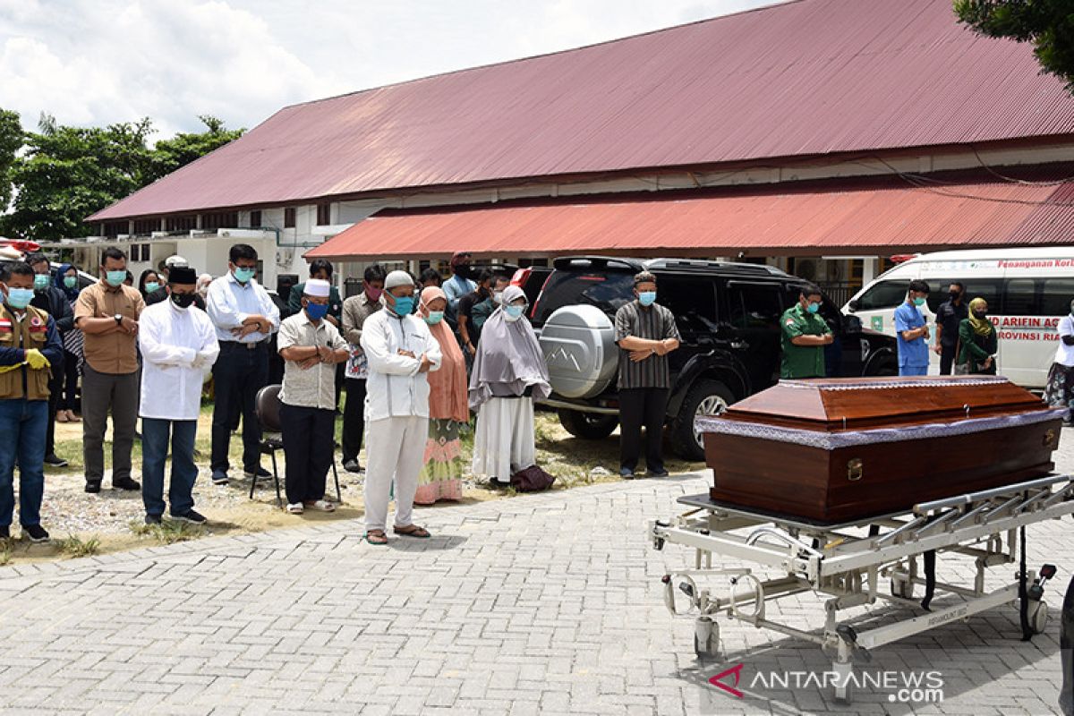 Dokter wafat akibat COVID-19 dishalatkan di parkiran RSUD, Gubri ikut