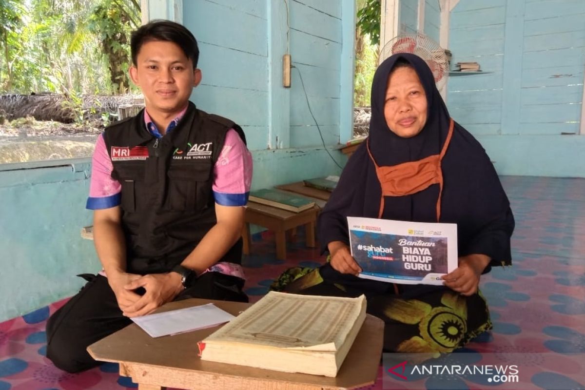 Membahagiakan guru ngaji di Tapung